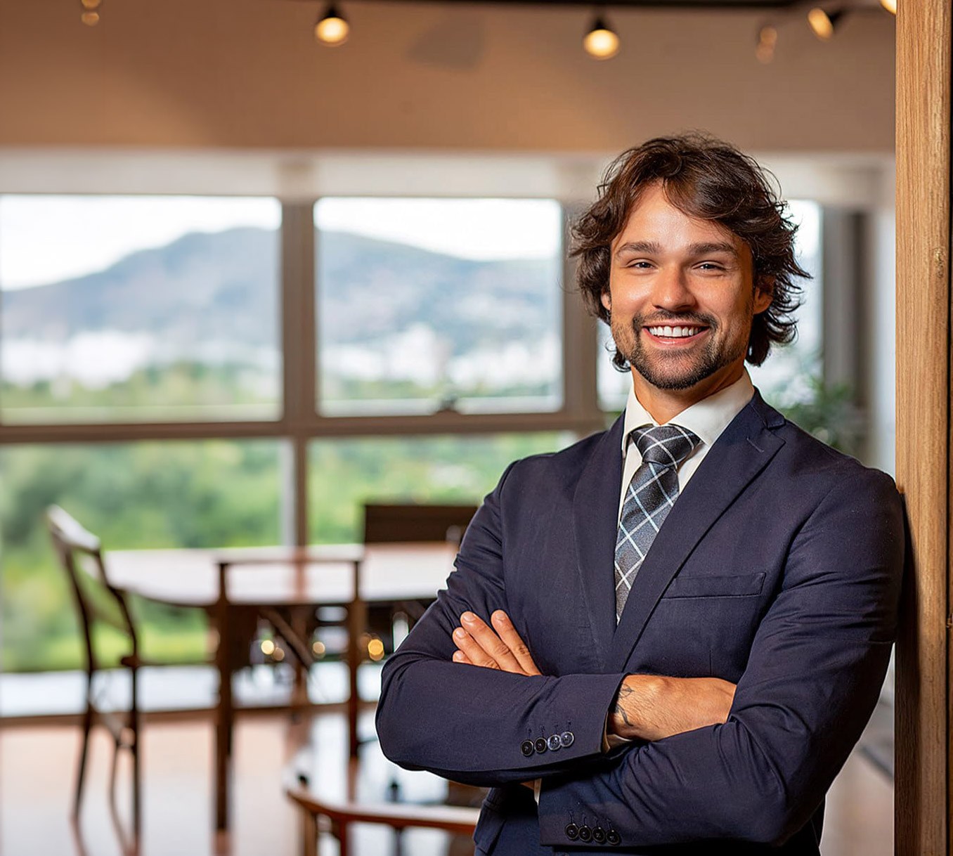 Retrato executivo em ambiente de trabalho