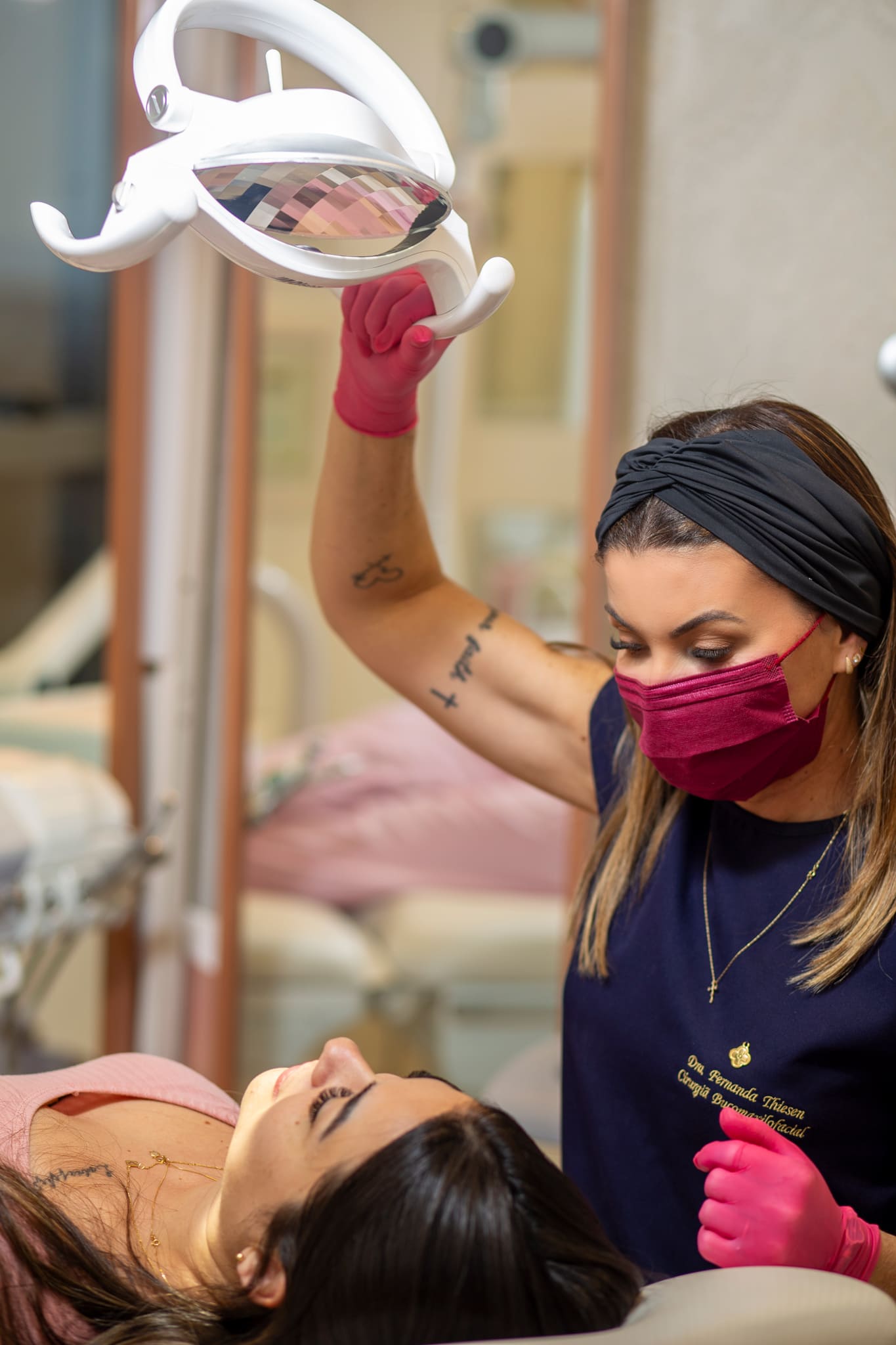 Profissional com máscara e luvas ajustando equipamento durante atendimento